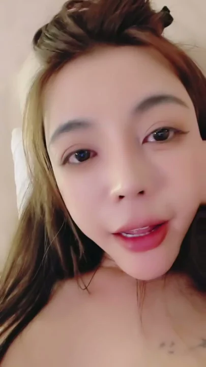 Screenshot 28 from Quan Cảnh Tự Sướng với Đồ Chơi — Em Á Châu Nhỏ Nhắn Lồn Trọc Lóc