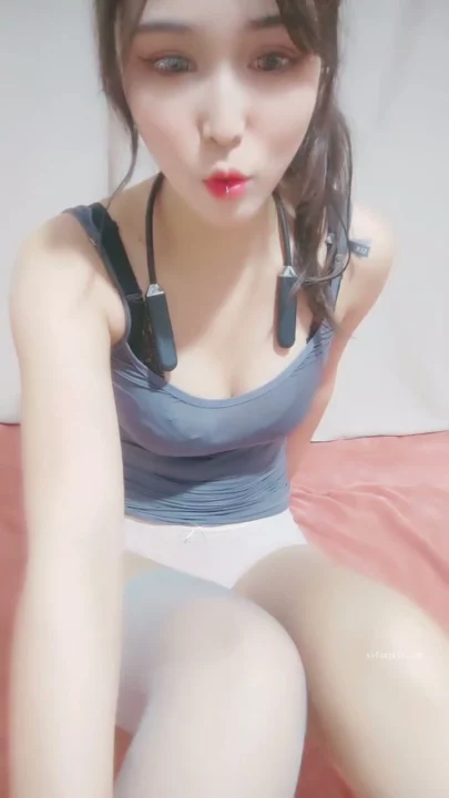 Screenshot 3 aus POV Wichsen in Dessous — Chinesische Amateurin zeigt Gesicht auf rosa Laken