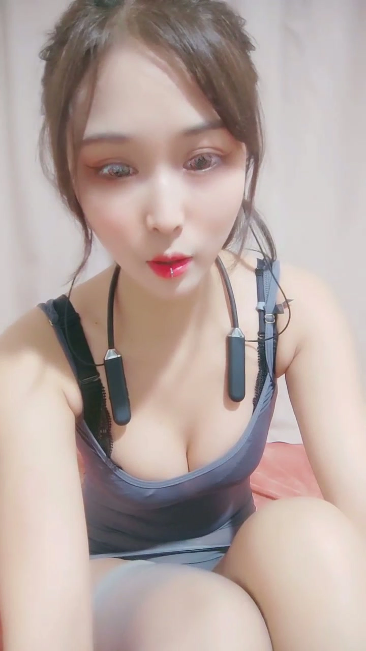 Video abspielen: POV Wichsen in Dessous — Chinesische Amateurin zeigt Gesicht auf rosa Laken