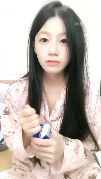 Screenshot 2 from Cám Dỗ Thuần Khiết Solo — Nàng Đông Á Quyến Rũ Mặc Đồ Ngủ Nhâm Nhi Nước Ép