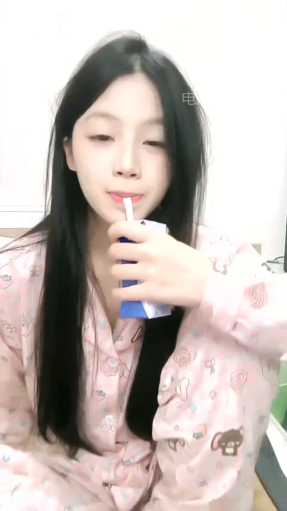 Screenshot 3 from Cám Dỗ Thuần Khiết Solo — Nàng Đông Á Quyến Rũ Mặc Đồ Ngủ Nhâm Nhi Nước Ép