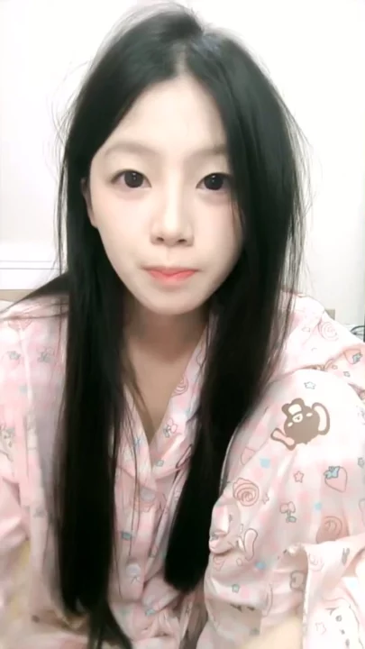 Screenshot 5 from Cám Dỗ Thuần Khiết Solo — Nàng Đông Á Quyến Rũ Mặc Đồ Ngủ Nhâm Nhi Nước Ép