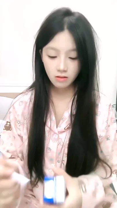 Screenshot 1 from Cám Dỗ Thuần Khiết Solo — Nàng Đông Á Quyến Rũ Mặc Đồ Ngủ Nhâm Nhi Nước Ép