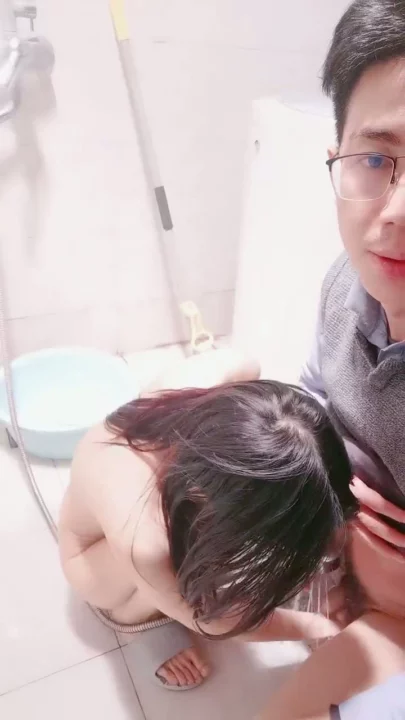 Screenshot 11 aus Roter Outfit Amateur POV Creampie — Zierliche Asiatin reitet und wird durchgenommen [Abczp.Xyz]