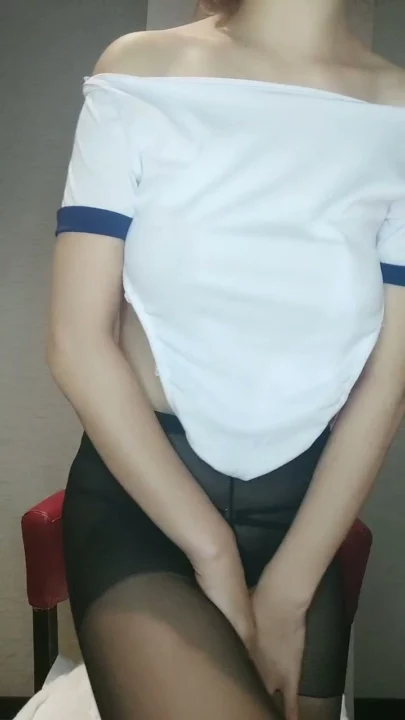 Screenshot 2 from Baignade Solitaire Asiatique dans les Toilettes — Belle Petite Fringale sa Chatte en Dessous Coquins