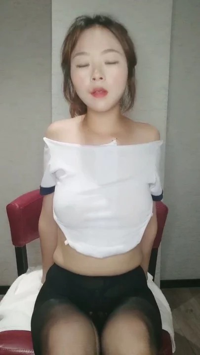 Screenshot 5 from Baignade Solitaire Asiatique dans les Toilettes — Belle Petite Fringale sa Chatte en Dessous Coquins