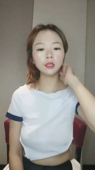 Screenshot 1 from Baignade Solitaire Asiatique dans les Toilettes — Belle Petite Fringale sa Chatte en Dessous Coquins