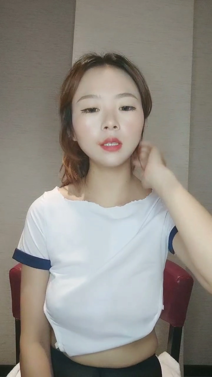 Play video: Baignade Solitaire Asiatique dans les Toilettes — Belle Petite Fringale sa Chatte en Dessous Coquins