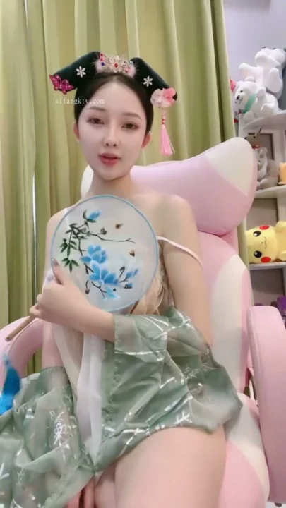 Screenshot 2 aus Solo Asian Lingerie Cosplay — Petite Schönheit zieht sich im Schlafzimmer aus