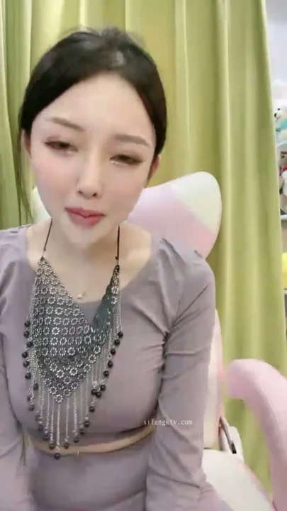 Screenshot 17 aus Solo Asian Lingerie Cosplay — Petite Schönheit zieht sich im Schlafzimmer aus