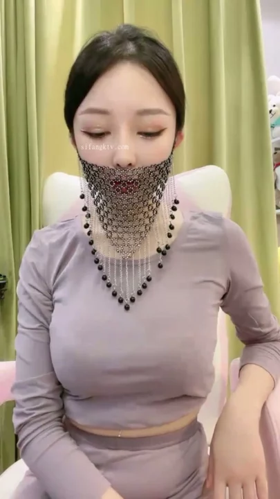 Screenshot 19 aus Solo Asian Lingerie Cosplay — Petite Schönheit zieht sich im Schlafzimmer aus