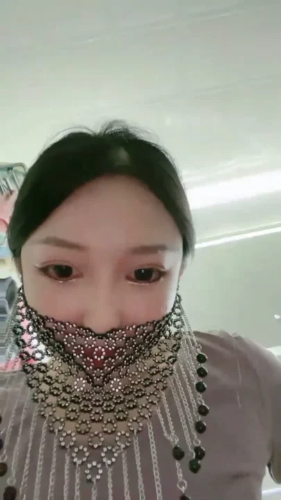 Screenshot 20 aus Solo Asian Lingerie Cosplay — Petite Schönheit zieht sich im Schlafzimmer aus