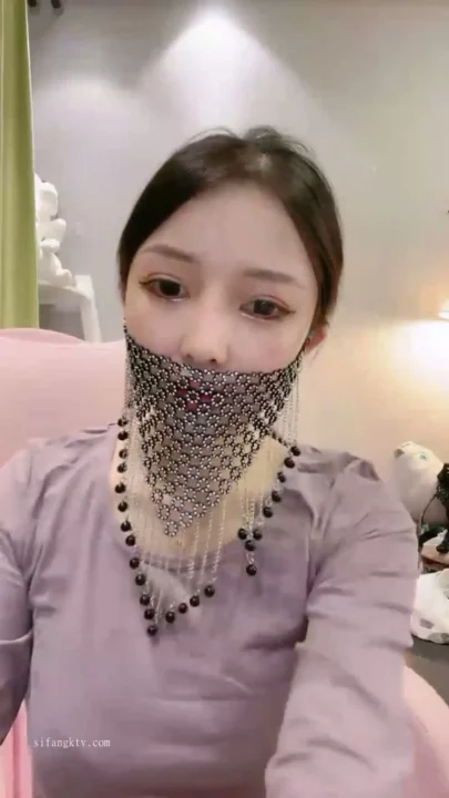 Screenshot 21 aus Solo Asian Lingerie Cosplay — Petite Schönheit zieht sich im Schlafzimmer aus