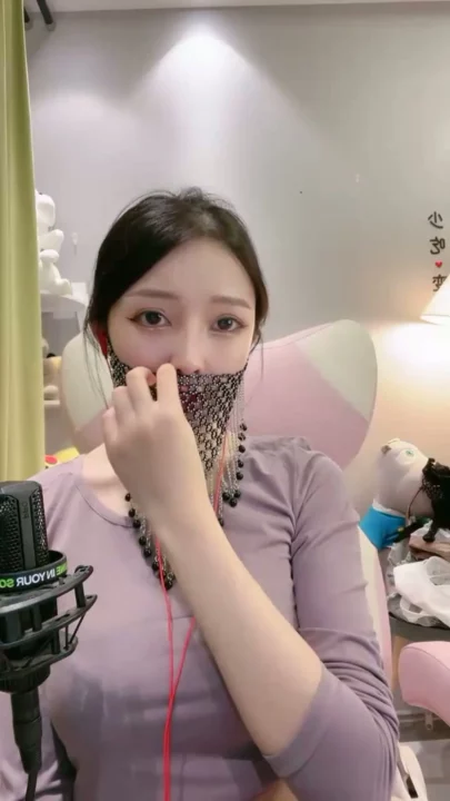 Screenshot 22 aus Solo Asian Lingerie Cosplay — Petite Schönheit zieht sich im Schlafzimmer aus