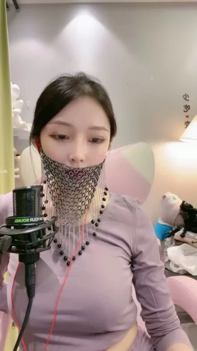 Screenshot 23 aus Solo Asian Lingerie Cosplay — Petite Schönheit zieht sich im Schlafzimmer aus
