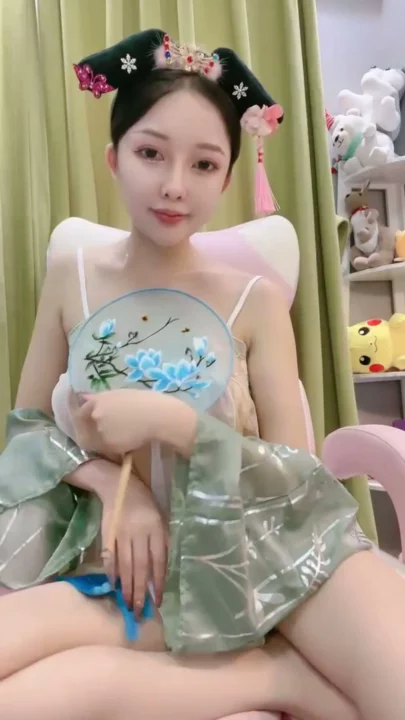 Solo Asian Lingerie Cosplay — Petite Schönheit zieht sich im Schlafzimmer aus