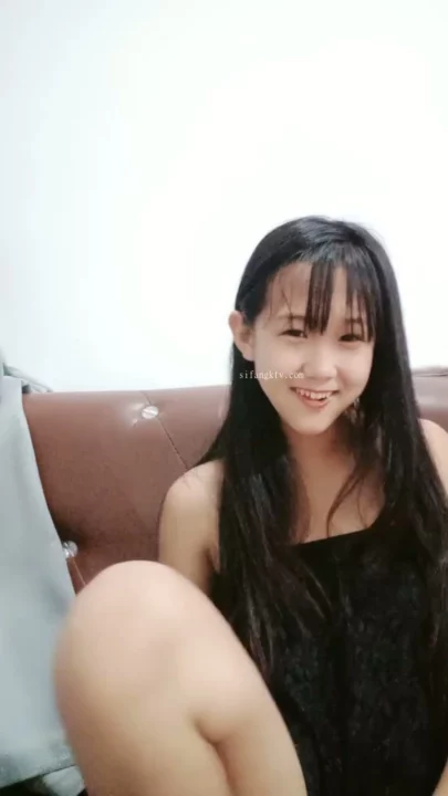 Screenshot 4 from Thủ Dâm Một Mình Châu Á — Em Gái Trung Quốc Nhỏ Nhắn Trên Ghế Sofa Da