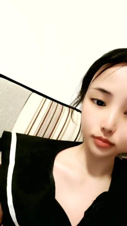 Screenshot 2 aus Asiatische Krankenschwester solo im Outfit — Unterwäsche und Verführung