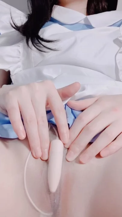 Screenshot 8 from Estudante Asiática Solitária com Vibrador — Provocação em Traje de Empregada e Uso de Dildo