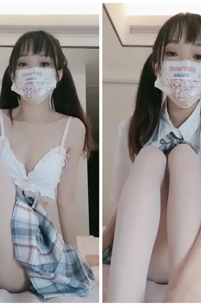 Screenshot 17 aus Solo Asiatin mit rasieter Muschi masturbiert — Petite Schönheit in Strümpfen und Gesichtsmaske