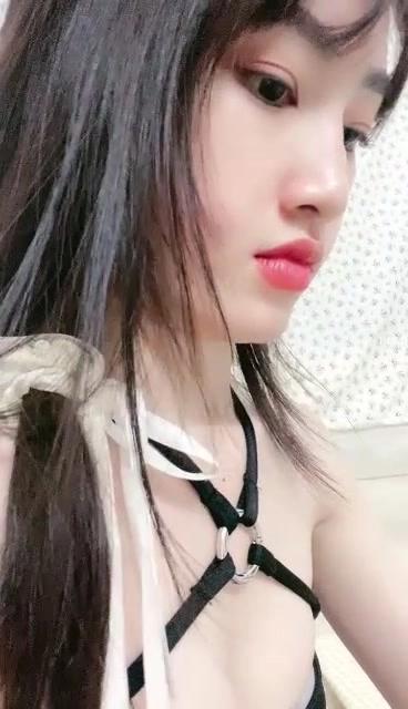 Asiatische Schlampe fickt sich solo mit Dildo in Dessous — Amateur-Leak