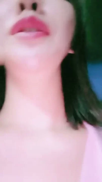 截图 2 来自 亚洲美女穿内衣自慰，用玩具猛操自己 —— 淑熙从办公室到浴室的诱惑