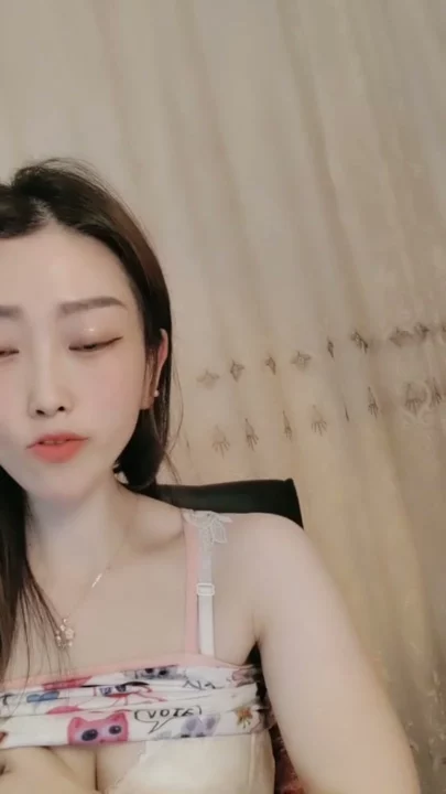 スクリーンショット 2 から Solo Asian Slut Teases on Livestream — Pink Lingerie and Face Shown