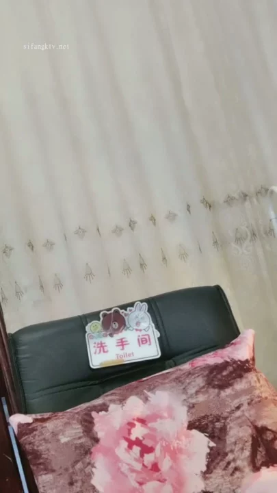 スクリーンショット 12 から Solo Asian Slut Teases on Livestream — Pink Lingerie and Face Shown