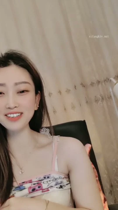 スクリーンショット 13 から Solo Asian Slut Teases on Livestream — Pink Lingerie and Face Shown