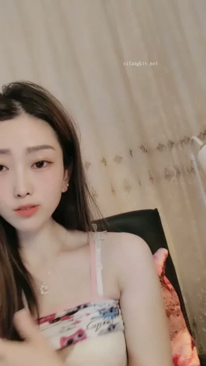 スクリーンショット 14 から Solo Asian Slut Teases on Livestream — Pink Lingerie and Face Shown