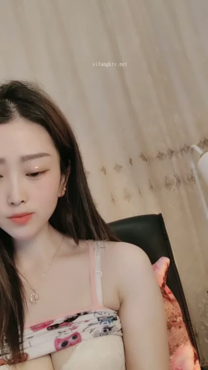 スクリーンショット 15 から Solo Asian Slut Teases on Livestream — Pink Lingerie and Face Shown