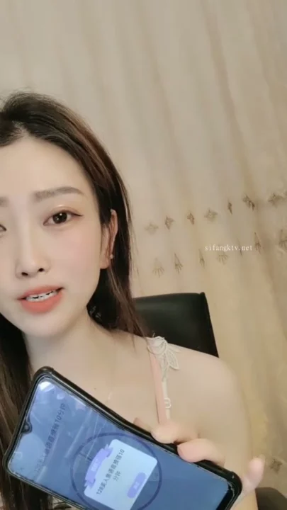 スクリーンショット 3 から Solo Asian Slut Teases on Livestream — Pink Lingerie and Face Shown