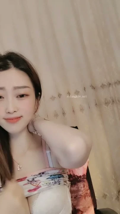 スクリーンショット 4 から Solo Asian Slut Teases on Livestream — Pink Lingerie and Face Shown