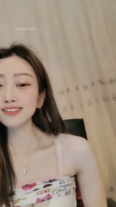 スクリーンショット 1 から Solo Asian Slut Teases on Livestream — Pink Lingerie and Face Shown