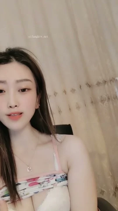 スクリーンショット 6 から Solo Asian Slut Teases on Livestream — Pink Lingerie and Face Shown