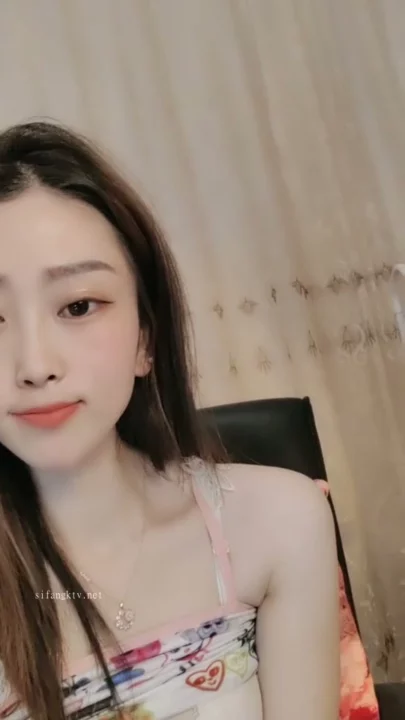スクリーンショット 7 から Solo Asian Slut Teases on Livestream — Pink Lingerie and Face Shown