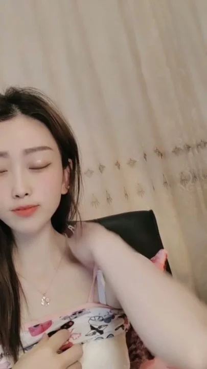 スクリーンショット 9 から Solo Asian Slut Teases on Livestream — Pink Lingerie and Face Shown