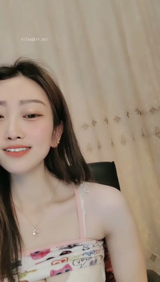 動画を再生: Solo Asian Slut Teases on Livestream — Pink Lingerie and Face Shown