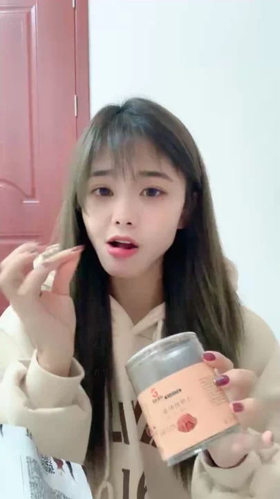 截图 2 来自 亚裔美女 Yiyi 穿着米色连帽衫自慰 — 直播自拍