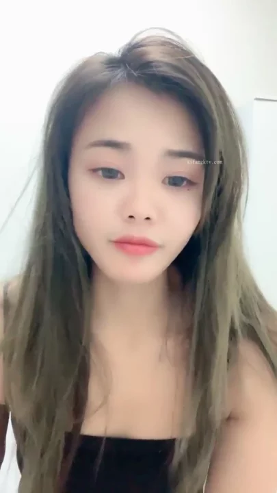 截图 11 来自 亚裔美女 Yiyi 穿着米色连帽衫自慰 — 直播自拍