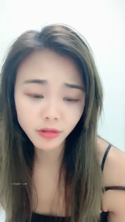 截图 12 来自 亚裔美女 Yiyi 穿着米色连帽衫自慰 — 直播自拍