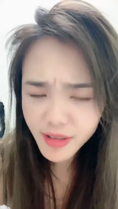 截图 13 来自 亚裔美女 Yiyi 穿着米色连帽衫自慰 — 直播自拍