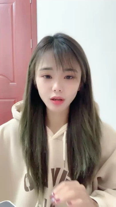 截图 3 来自 亚裔美女 Yiyi 穿着米色连帽衫自慰 — 直播自拍