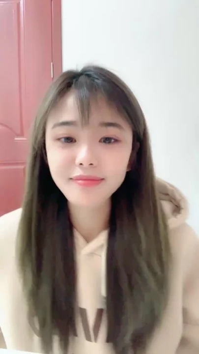 截图 4 来自 亚裔美女 Yiyi 穿着米色连帽衫自慰 — 直播自拍