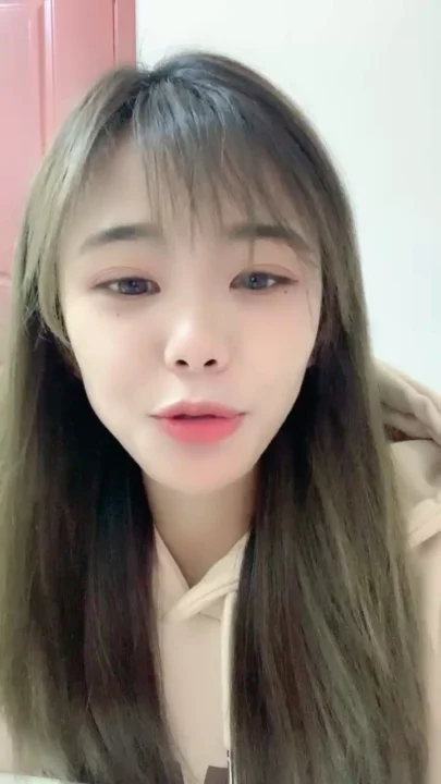 截图 5 来自 亚裔美女 Yiyi 穿着米色连帽衫自慰 — 直播自拍