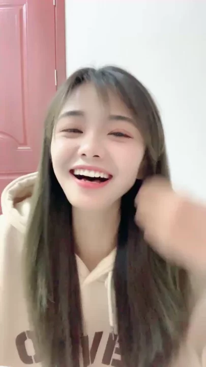 截图 1 来自 亚裔美女 Yiyi 穿着米色连帽衫自慰 — 直播自拍