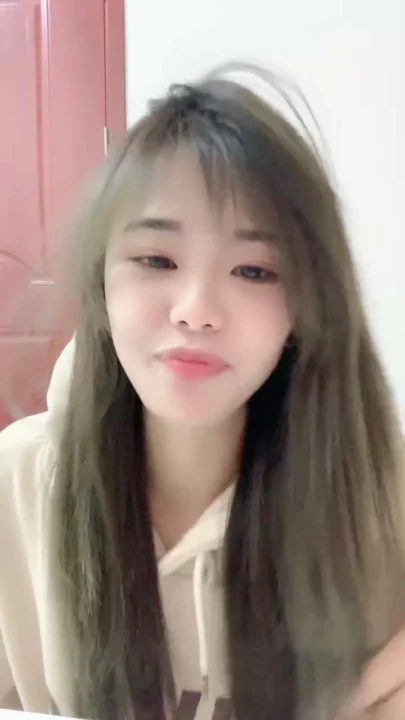 截图 6 来自 亚裔美女 Yiyi 穿着米色连帽衫自慰 — 直播自拍