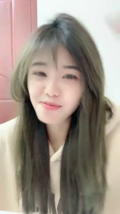 截图 7 来自 亚裔美女 Yiyi 穿着米色连帽衫自慰 — 直播自拍
