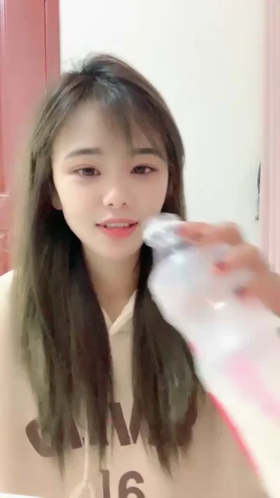 截图 8 来自 亚裔美女 Yiyi 穿着米色连帽衫自慰 — 直播自拍