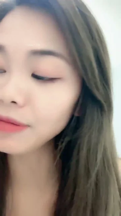 截图 9 来自 亚裔美女 Yiyi 穿着米色连帽衫自慰 — 直播自拍